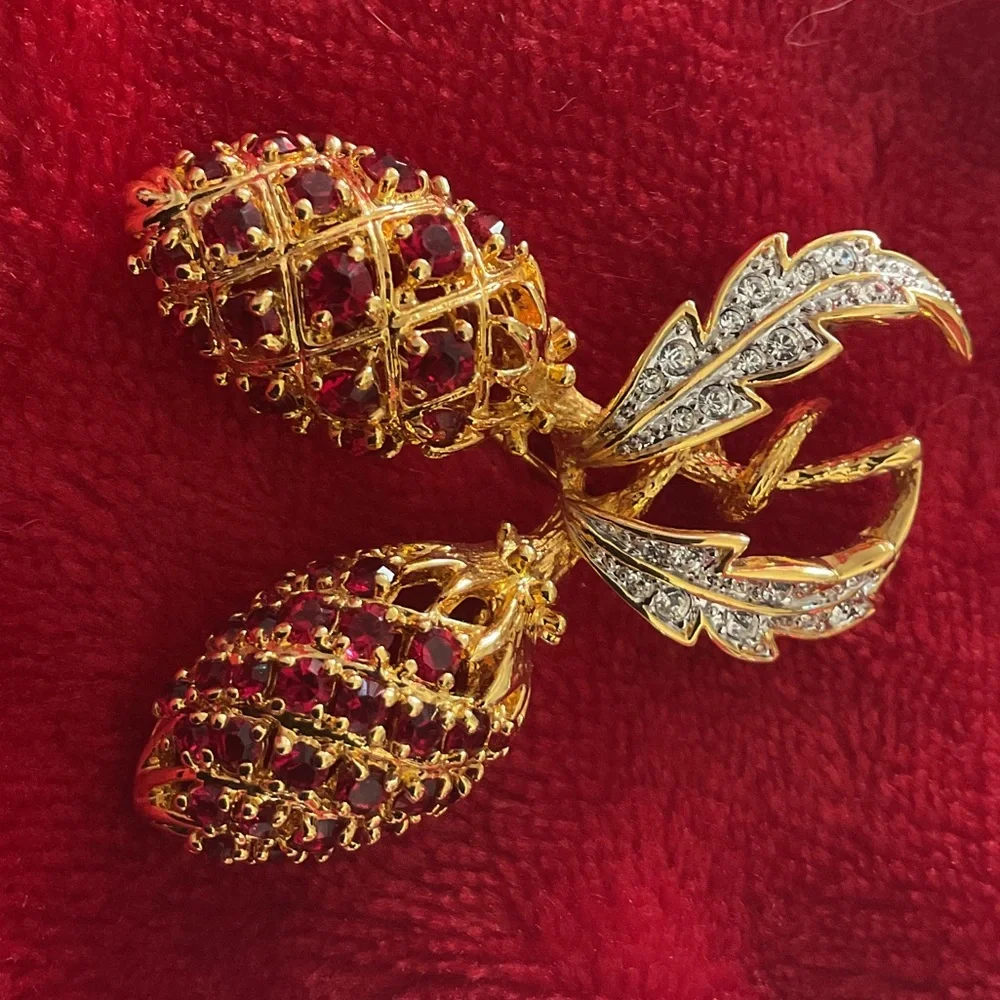 Vintage Camrose&Kross Jacquline Kennedy Berry brooch - Picture 1 of 3